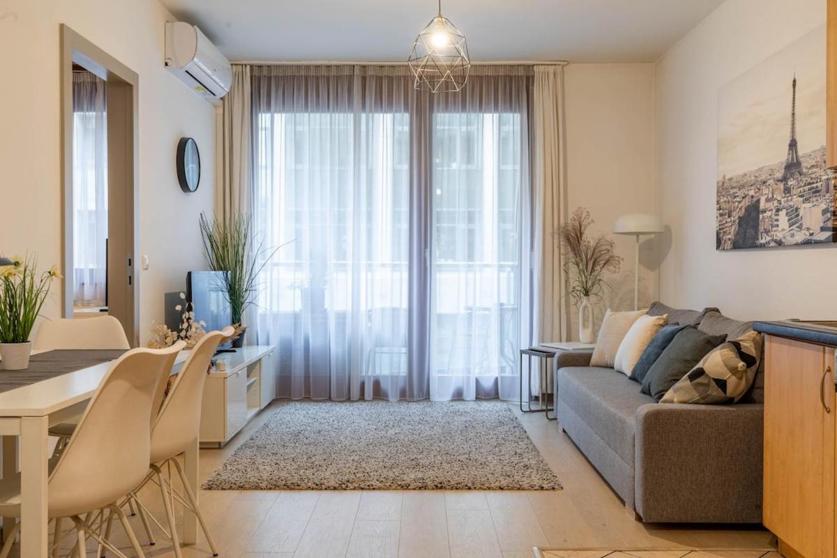 Cleopatra Apartment *